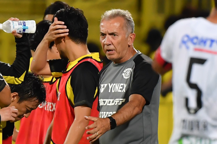 柏を率いたネルシーニョ氏【写真：小林靖】