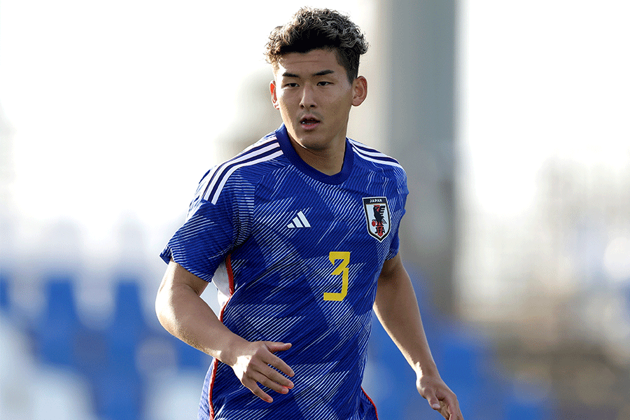 西尾隆矢が一発退場で数的不利の状況に【写真:Getty Images】