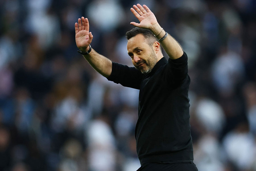 デ・ゼルビ監督が三笘薫のダイレクト弾に賛辞を送った【写真：ロイター】