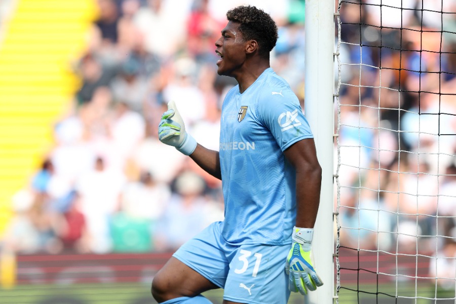 パルマの鈴木彩艶【写真：アフロ】