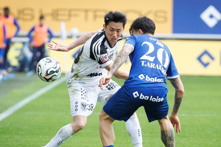 初先発を飾ったシント＝トロイデンの松澤海斗（左）【写真：Belga Image/アフロ】