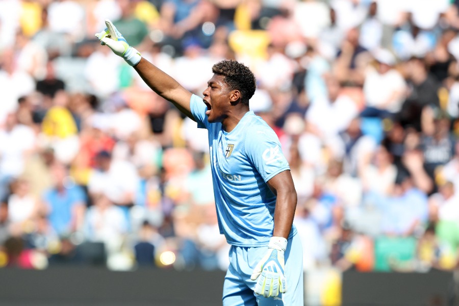 ウディネーゼ戦で好セーブを見せたパルマの鈴木彩艶【写真：アフロ】