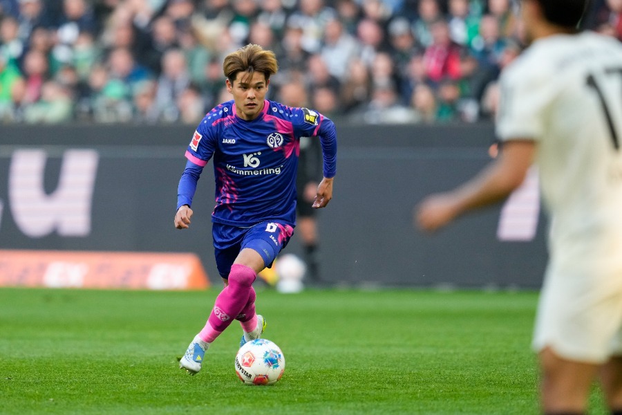 ボルシアMG戦に先発出場したマインツの佐野海舟【写真：picture alliance/アフロ】