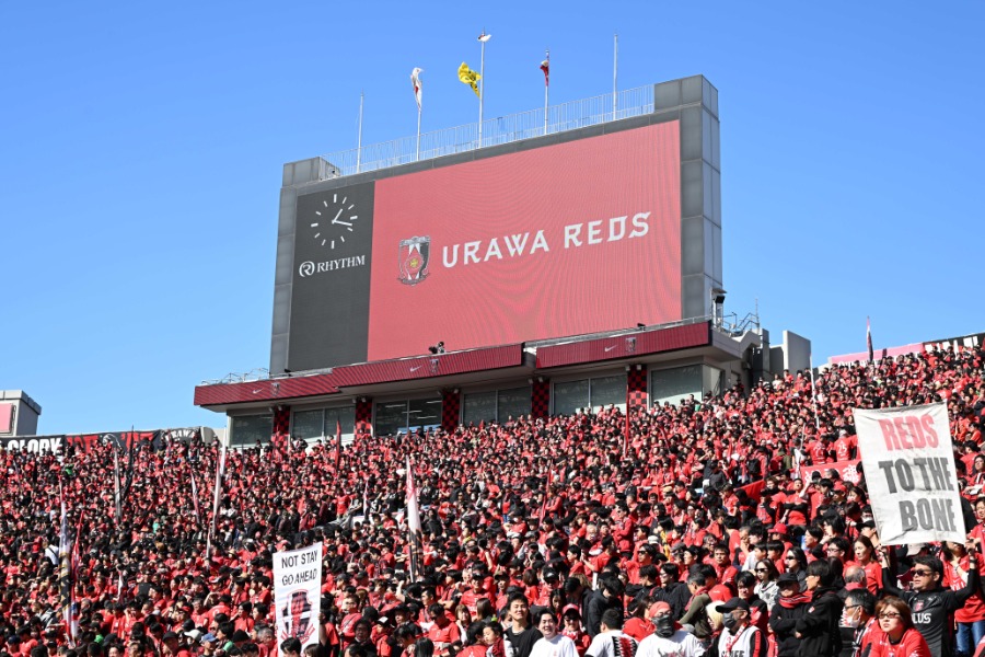 浦和レッズは21日の公開トレーニング後に取材対応を行った【写真：徳原隆元】