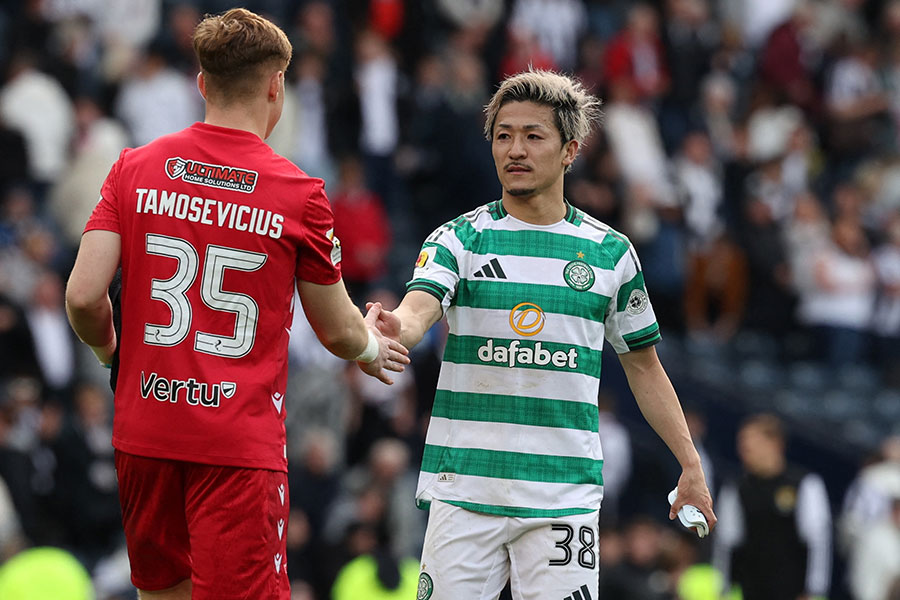 前田大然の衝撃ゴールに注目【写真：ロイター】