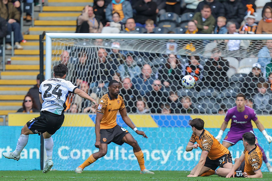 岩田智輝が決めた圧巻ミドル弾に注目【写真：REX/アフロ】