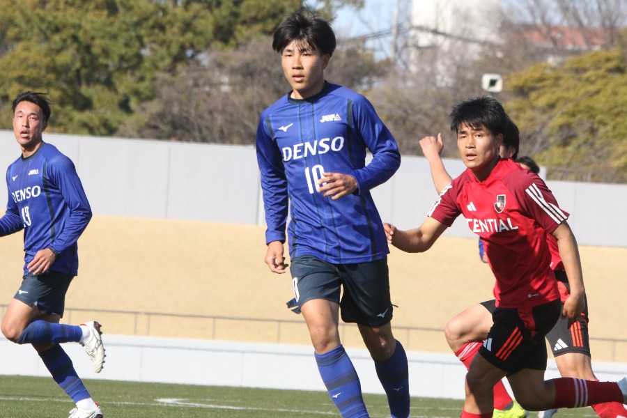 東洋大の高橋輝（中央）【写真：安藤隆人】