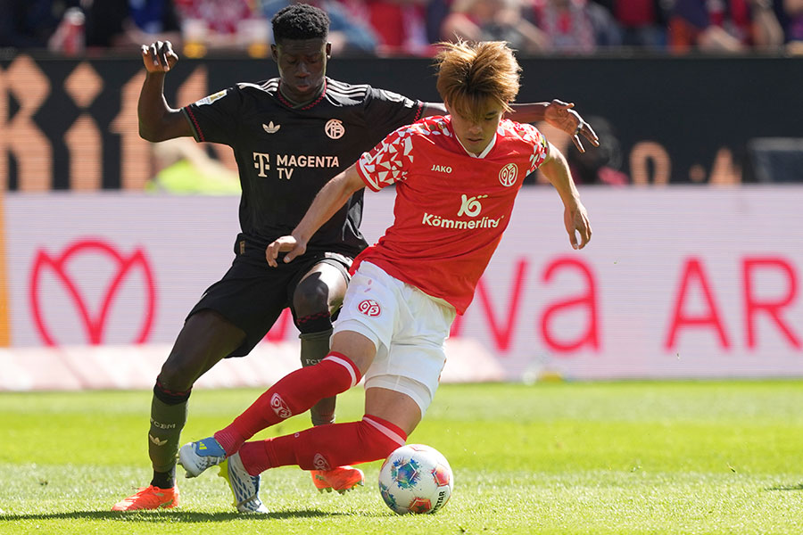 バイエルン戦に先発出場した佐野海舟【写真：AP/アフロ】