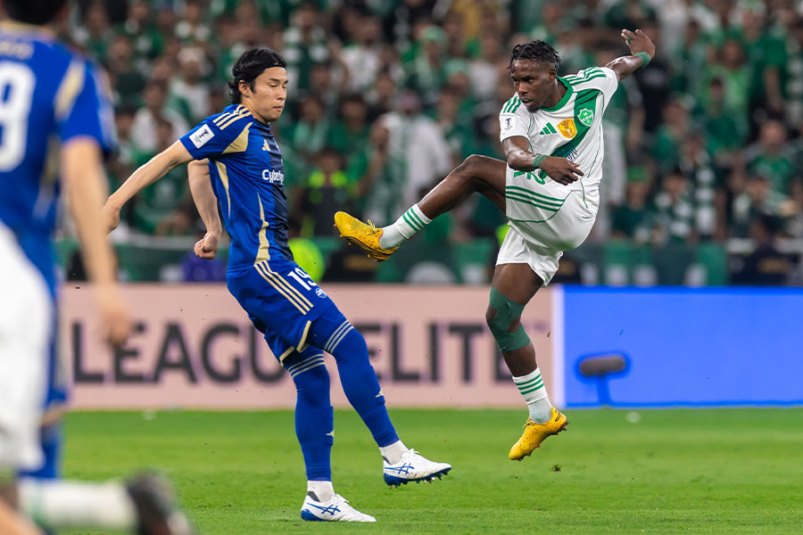 ザカリア・ハウサウィ（写真右）が一発退場に【写真：(C) AFC】