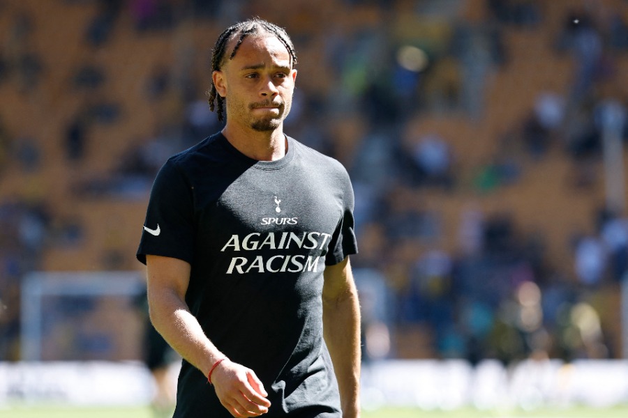 トッテナムのシャビ・シモンズが負傷交代【写真：ロイター】