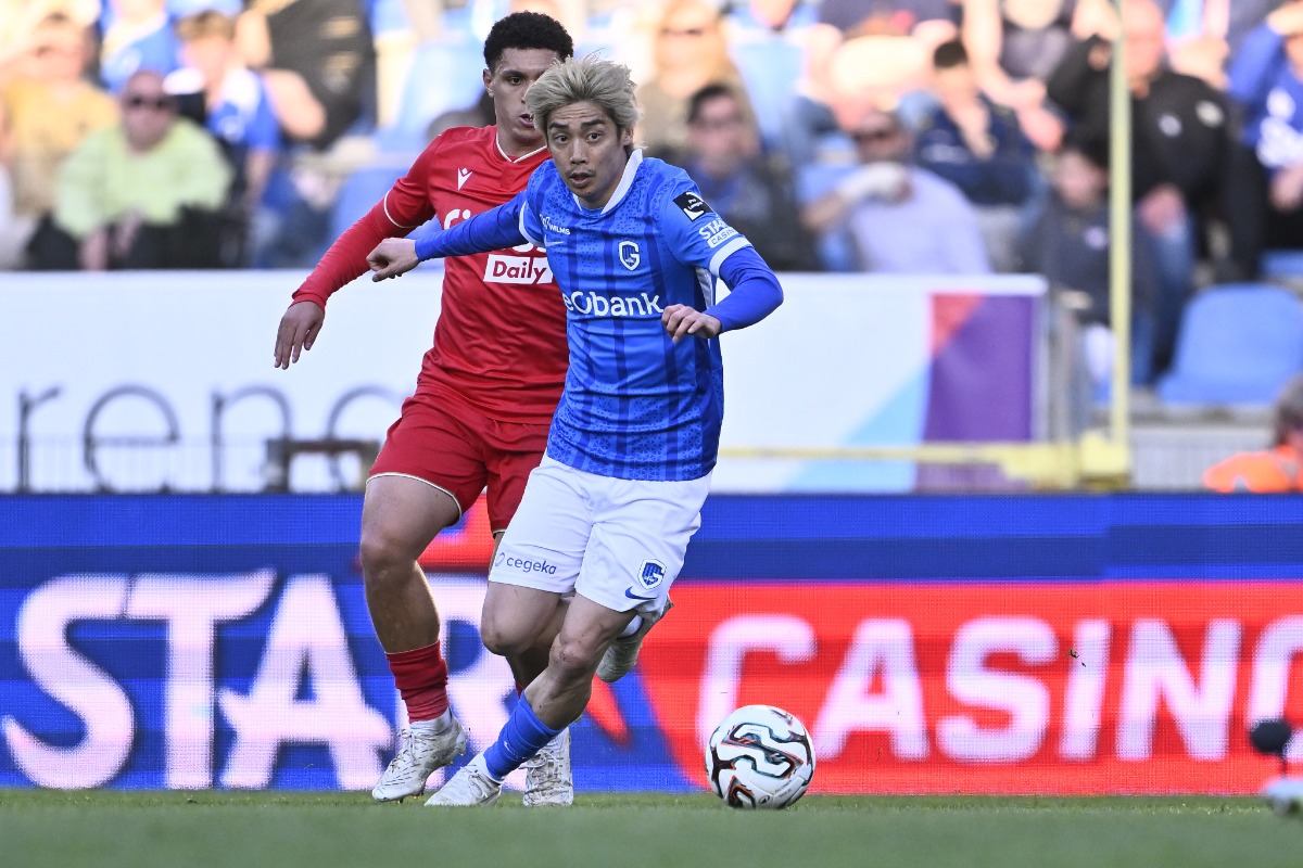 ヘンクの伊東純也【写真：Belga Image/アフロ】