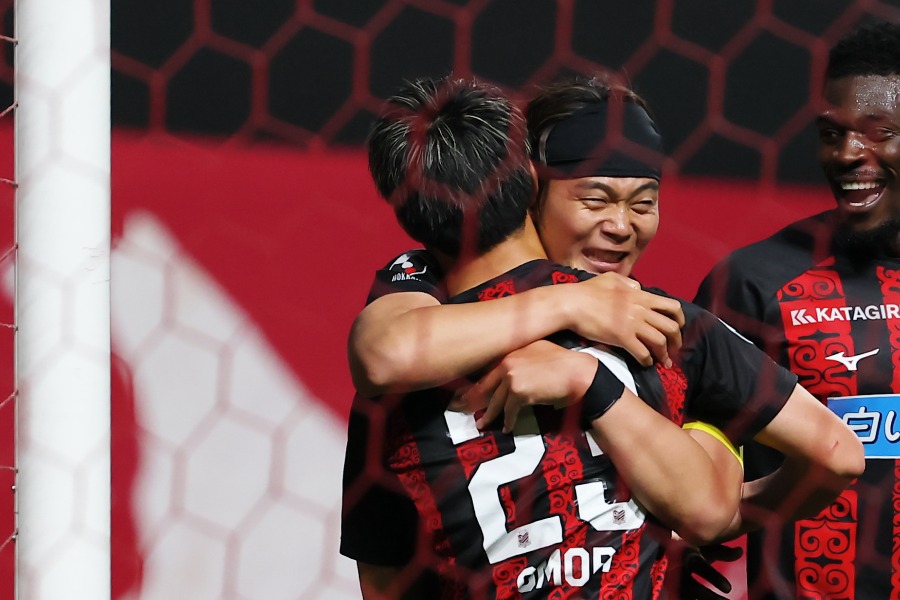 札幌・大森真吾のゴールを祝福する西野奨太【写真：Getty Images】