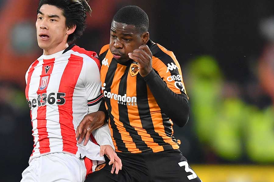 ハル・シティのエリオット・マタゾ（右）【写真：REX/アフロ】