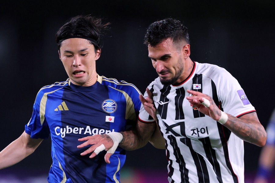 町田の中山雄太(左)と競り合うマルコ・デュガンジッチ【写真：西村尚己/アフロスポーツ】