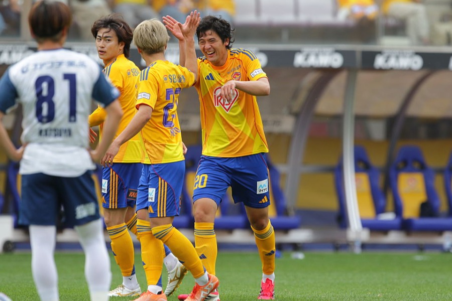仙台の中田有祐がプロ初ゴールを決めた（写真中央）【写真：Getty Images】