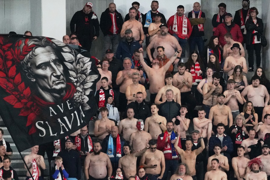 プラハダービーでホームサポーターがピッチに乱入（写真はイメージ）【写真：AP/アフロ】