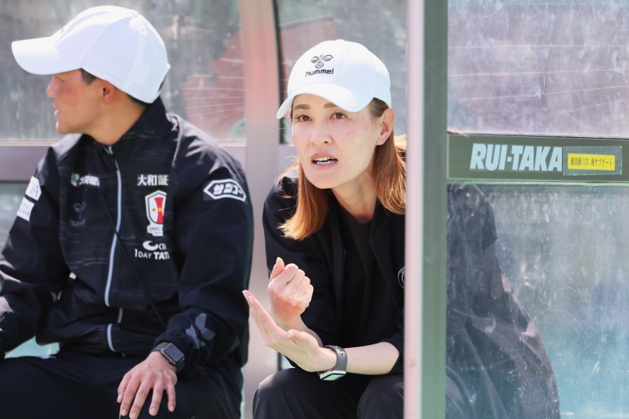 INAC神戸の宮本ともみ監督【写真：(C) WE LEAGUE】