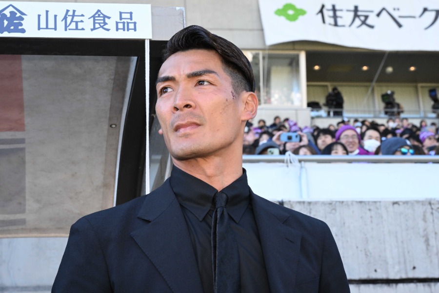 藤枝を率いる槙野智章監督【写真：徳原隆元】