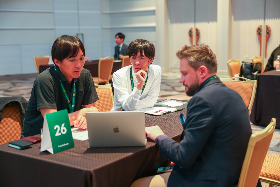 海外クラブとミーティングをする様子【写真：Jozef Marcinsky】