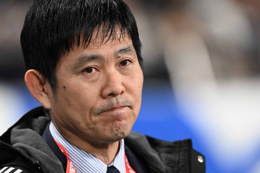 森保一監督は誰を選ぶのだろうか　ボランチは遠藤が、リスフラン靭帯の負傷から驚異的な回復を見せて、地元メディアではメンバー発表翌日のプレミアリーグで、ベンチ入りの可能性も伝えられる。森保監督が26人のメンバーに選ぶとすれば、ある種の見切り発車となるが、佐野海舟（マインツ）、鎌田大地（クリスタル・パレス）、田中碧（リーズ）の3人は固いと見られるボランチの人選にも影響を与えそうだ。普通に行けば藤田譲瑠チマ（ザンクトパウリ）も有力だが、ここ数試合はサイドやシャドーでも起用されていることが、選考面でプラスとマイナス、どちらに働くのか。もう一人、しばらく招集が無い守田英正（スポルティング）の評価も気になるが、鎌田が手薄になったシャドーに上がるのか、そのままボランチがメインとなるのかでも変わってくる。  　ウイングバックとシャドーは両方のポジションを兼ねる選手が多く、分けては考えにくい。右は堂安律（フランクフルト）と伊東純也（ゲンク）、より守備的な役割も求めるなら菅原由勢（ブレーメン）となるが、伊東はシャドーの起用が増えている。三笘が外れるか、少なくとも大会の前半戦に出られないとなれば、久保建英（レアル・ソシエダ）と並んで左シャドーのスタメンに抜擢される可能性もあるだろう。左も中村敬斗（スタッド・ランス）も、三笘や鈴木唯の状況によっては再び左シャドーがメインになることもありうる。  　ただ、中村がシャドーに回ると左ウイングバックは経験ある常連メンバーが前田大然（セルティック）しかいない。前田も中村ほど、このポジションで攻守両面にフィットしているとは言えず、19歳の佐藤龍之介（FC東京）か佐野航大（NECナイメヘン）が選ばれたとしても、いきなりスタメンに抜擢するのはそれなりのチャレンジだろう。筆者が推したいのは鈴木淳の左ウイングバックだ。これまでも終盤のクロージングなどでテストされたが、ボール支配力の高いオランダとの初戦で、右ウイングのドニエル・マレンや攻撃的な大型サイドバックのデンゼル・ダンフリースを抑えるには格好のチョイスとも言える。  　三笘を欠く場合に左ウイングバックとシャドーの両ポジションをハイレベルにカバーできる選手として、相馬勇紀（FC町田ゼルビア）の名前も浮かぶが、やはりACLエリートのファイナルから帰ってきて、リーグ戦の欠場が続いているというのは選考に少なからずマイナスだろう。長友佑都（FC東京）が選ばれる場合は左サイドをメインに、それこそ相手のサイドアタッカー封じなどの役割が与えられるかもしれないが、シンプルに戦力として評価するなら、複数ポジションを高強度でこなせる森下龍矢（ブラックバーン）あたりの抜擢もありうる。  　FWはエースの上田綺世（フェイエノールト）と現在ウイングバックがメインの前田を除くと、確定的と言える選手は一人もいない状況だ。3月に初招集されて、デビュー戦でアシストを記録した塩貝健人（ヴォルフスブルク）も、その後のリーグ戦で出番が少なく、FWというポジションを考えても選出に太鼓判は押しにくい。小川航基（NECナイメヘン）と町野修斗（ボルシアMG）もしかりだが、町野の場合は1トップ、2トップ、シャドーの三役で計算が立ちやすく、ベルギーリーグで結果を残し続ける後藤啓介（シント＝トロイデン）と共に、26人の枠からは外しにくいと見ている。  　その上で、サプライズ的な招集があるとすれば、やはりクラブでしっかり出番を得て、結果を残している選手になると想定している。大橋祐紀（ブラックバーン）は森保監督も高く評価するチャンピオンシップ（イングランド2部に相当）で二桁得点を記録しており、5月2日のレスター・シティ戦もフル出場するなど、フィジカル的にも長い時間のプレーが計算できる。裏抜けを得意とするだけでなく、ボックス内の勝負強さもあり、26人目のラストピースとしてはピッタリだ。あとはメンバー選考のサプライズではないが、やはり爆発的なスピードと守備強度を前田の前線起用というのが、対戦相手からしたら非常に嫌だろう。【写真：徳原隆元】