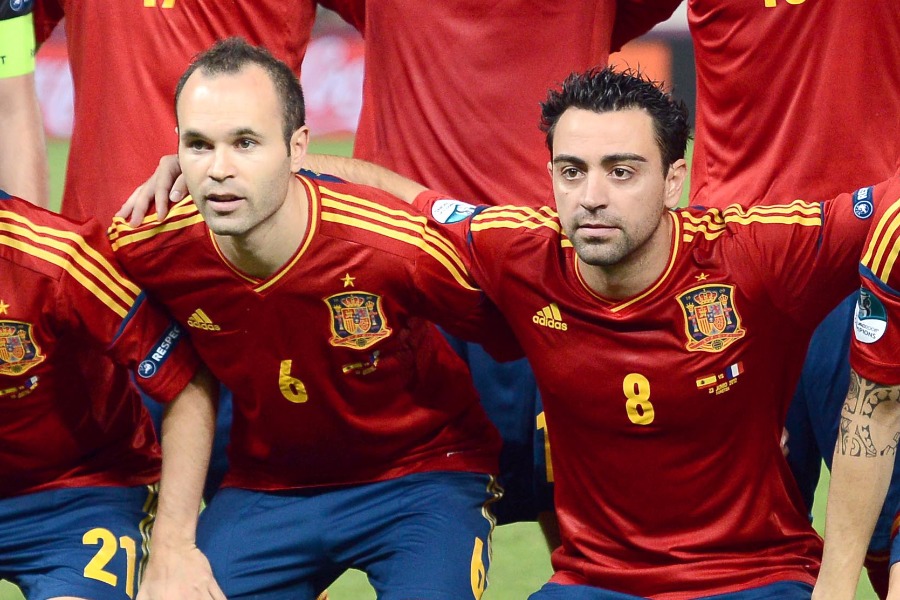 スペイン代表の黄金期を支えたイニエスタ(左)とシャビ【写真:L'EQUIPE/アフロ】