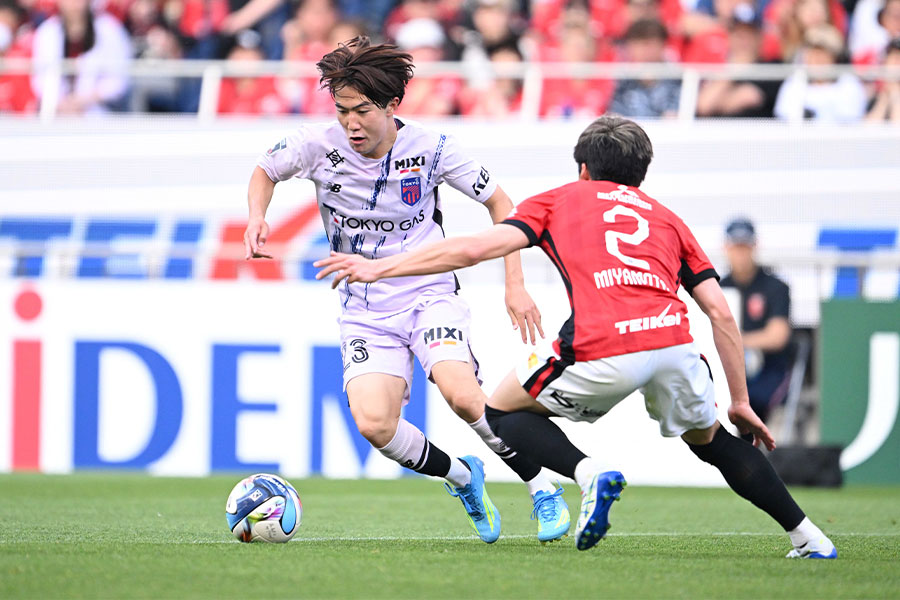 浦和戦にスタメン出樹した佐藤龍之介【写真：徳原隆元】