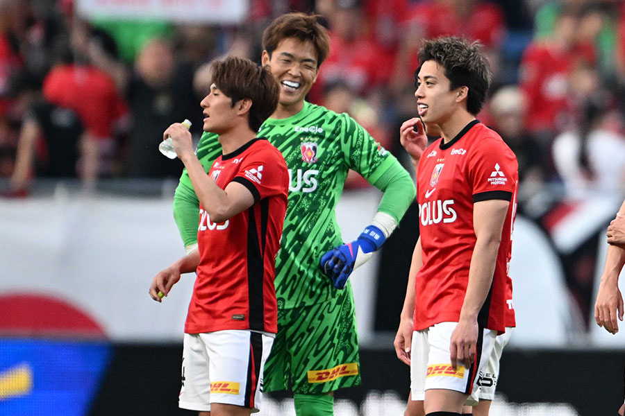 西川周作が鈴木彩艶にエールを送った【写真：徳原隆元】