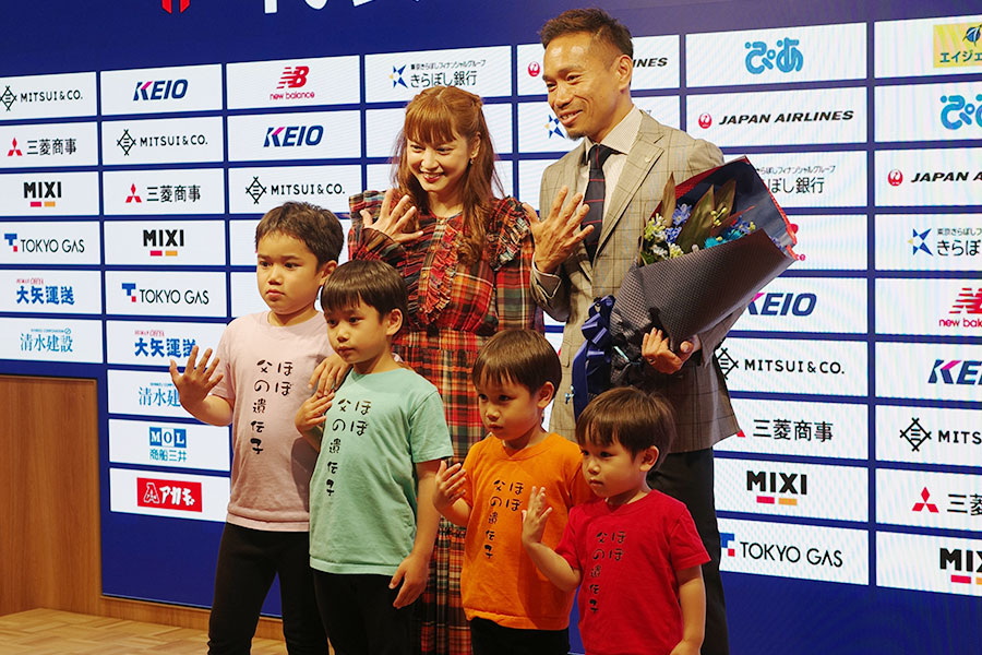 長友一家がサプライズで登場【写真：FOOTBALL ZONE編集部】