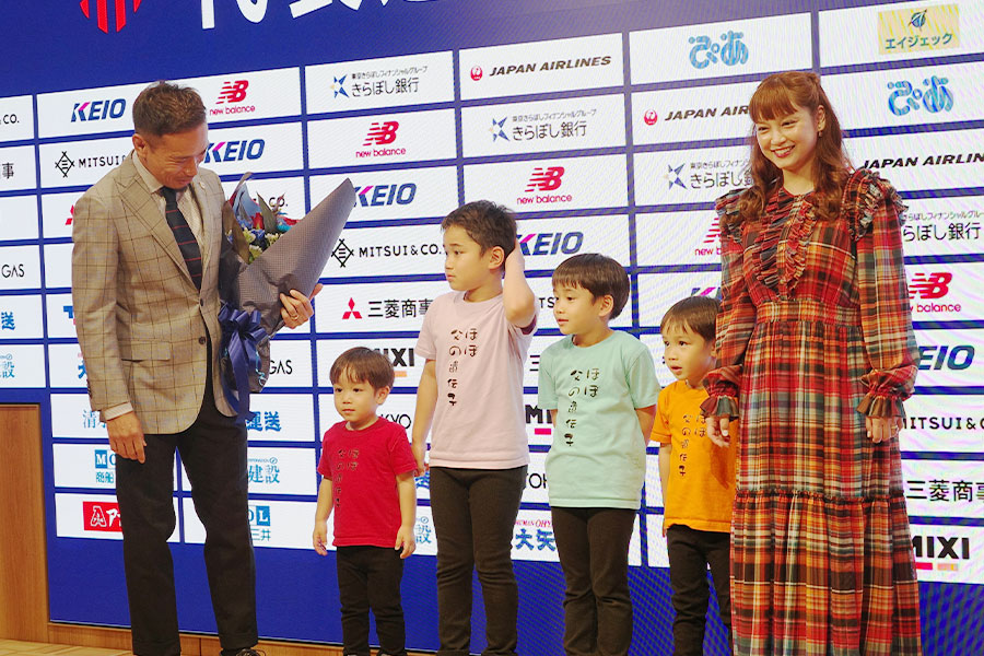 勢揃いの長友ファミリー【写真：FOOTBALL ZONE編集部】