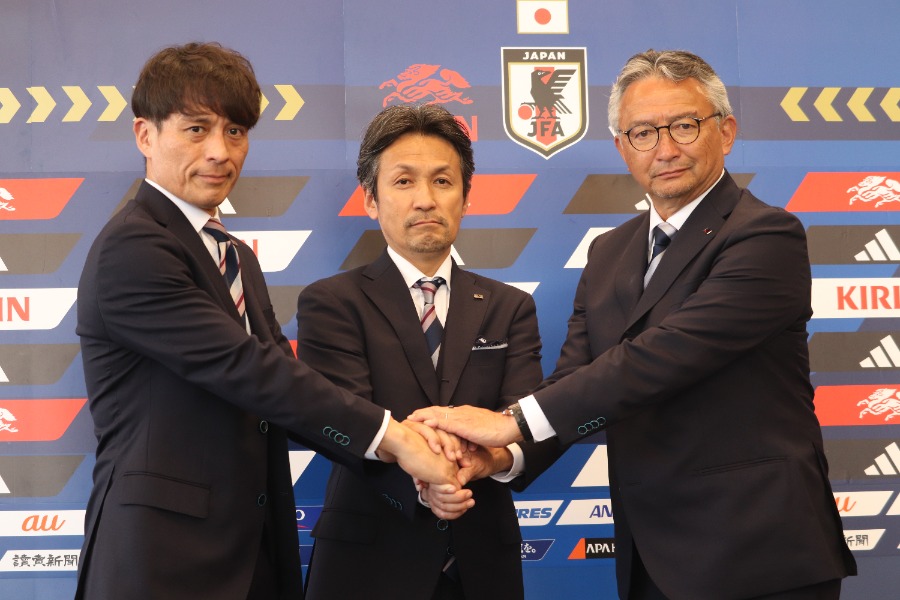 なでしこ新監督の狩野倫久が意気込みを語った【写真:轡田哲朗】