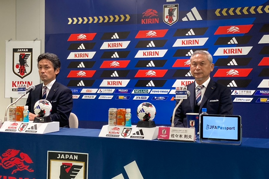記者会見に出席した狩野倫久監督(左)と佐々木則夫ナショナルチームダイレクター【写真:轡田哲朗】