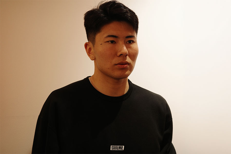 取材対応に応じた鈴木淳之介【写真:FOOTBALL ZONE編集部】