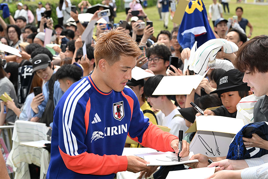 サインのファンサービスに応じた堂安律【写真:増田美咲】