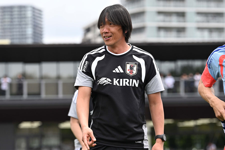 中村俊輔コーチの技ありプレーに注目【写真:徳原隆元】