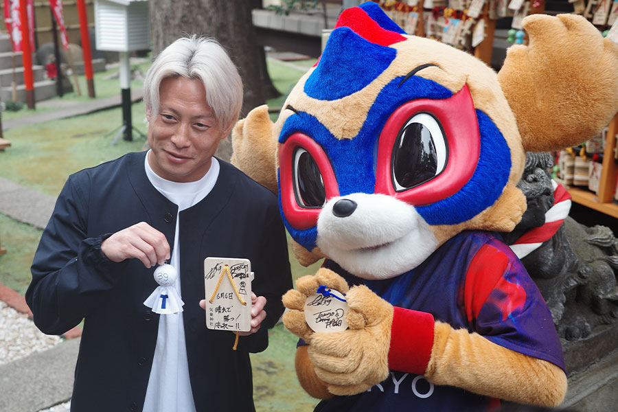 仲川輝人と東京ドロンパが晴天祈願【写真:FOOTBALL ZONE編集部】
