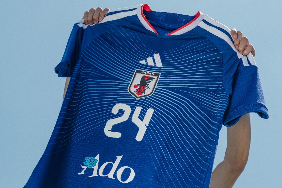 日本代表×Adoの特別コラボユニが発表された【写真：(C) adidas】