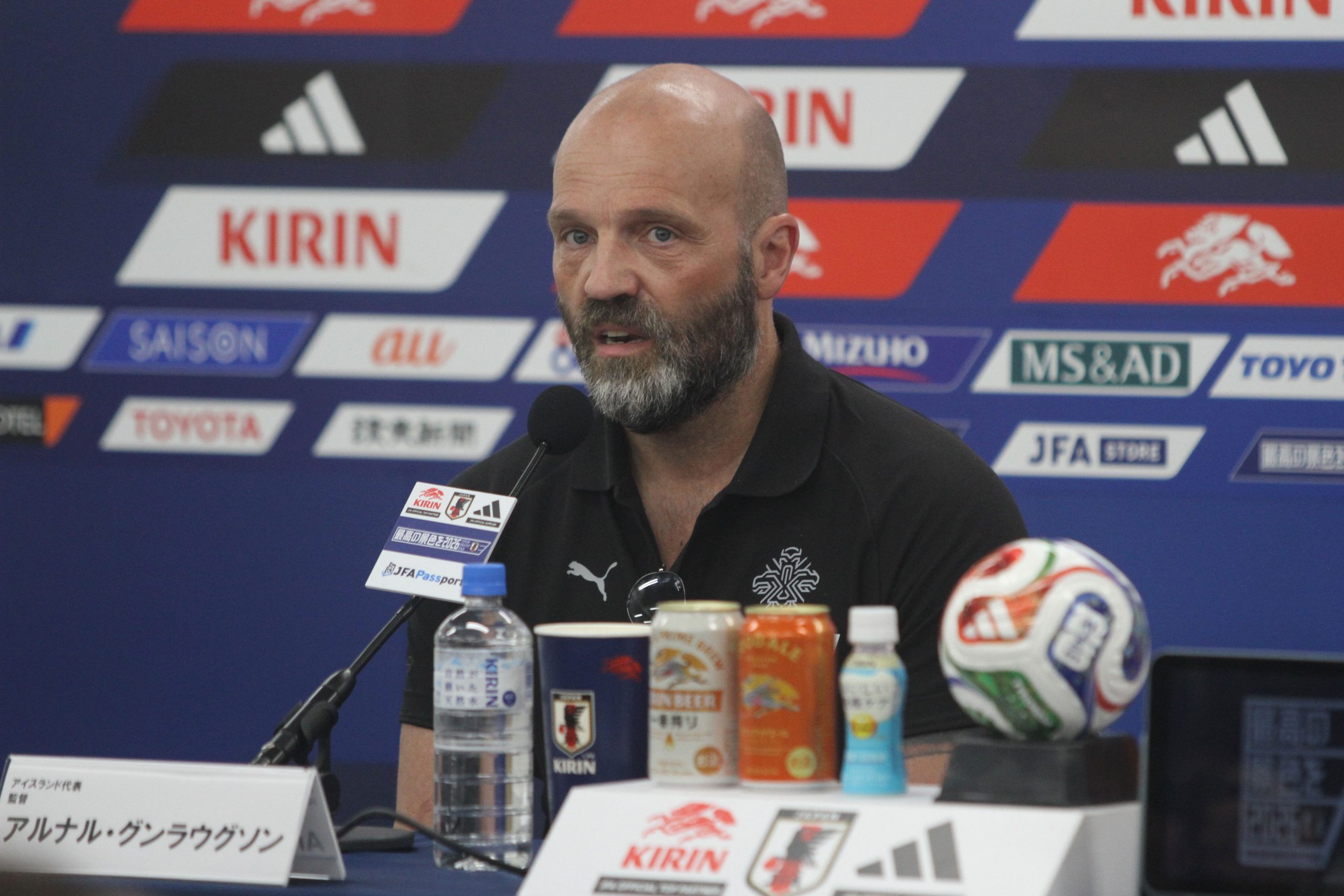 前日会見に出席したグンラウグソン監督【写真:井上信太郎】