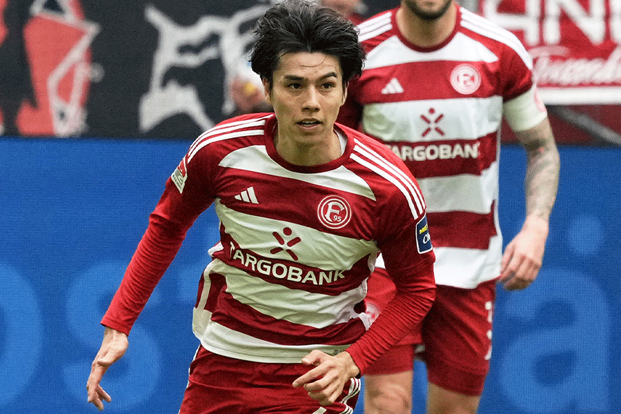 デュッセルドルフでプレーする田中碧【写真：Getty Images】