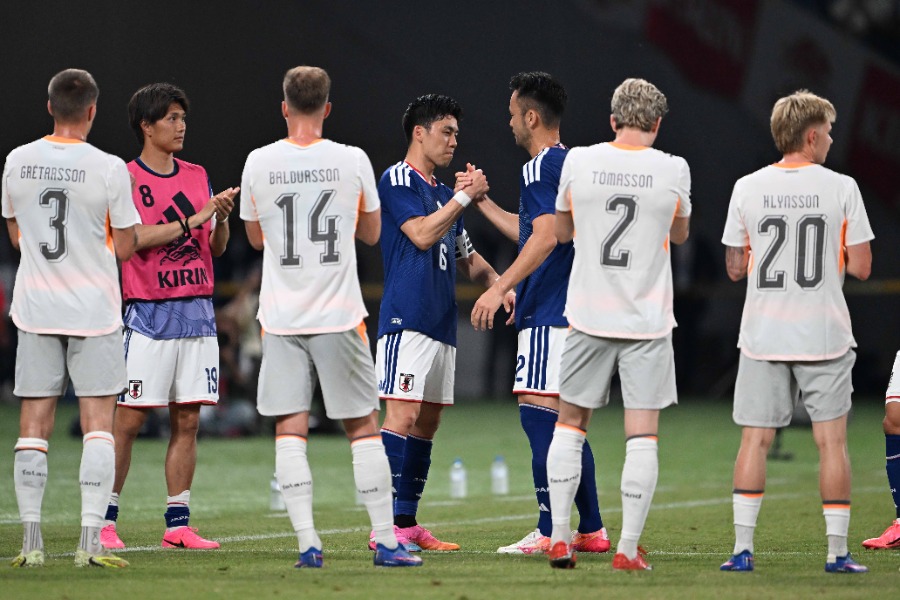 吉田麻也の途中交代時に花道が作られた【写真:徳原隆元】