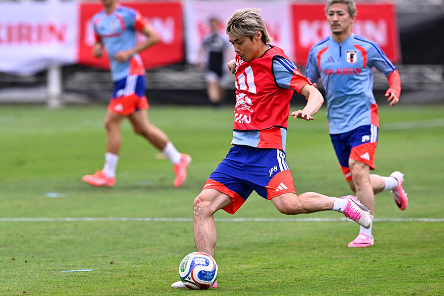伊東純也がFKキッカーに名乗り【写真:ロイター】