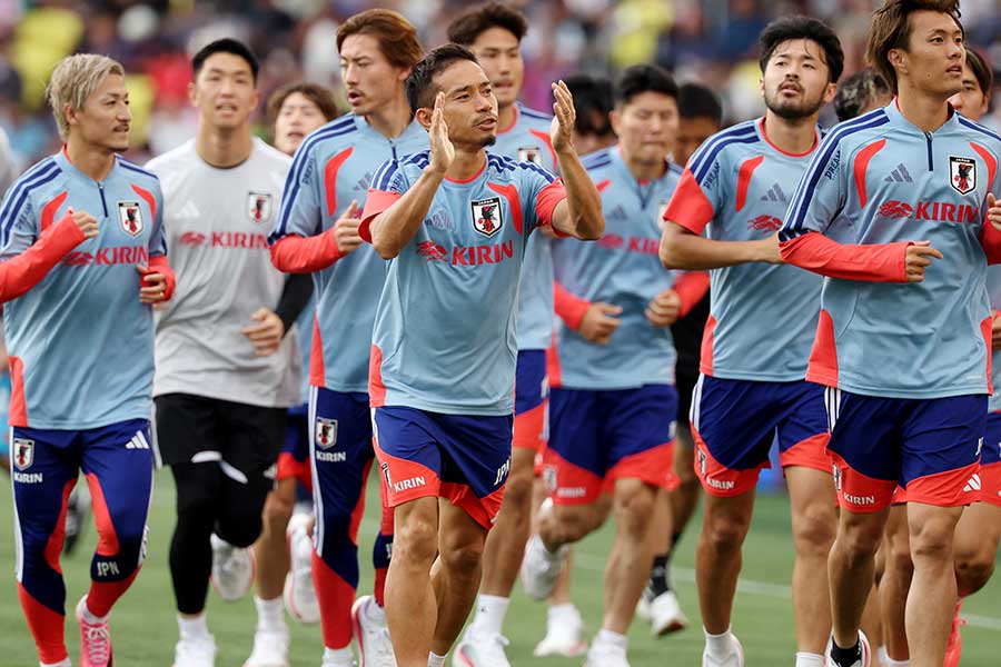 日本代表ウエハースが話題【写真:ロイター】