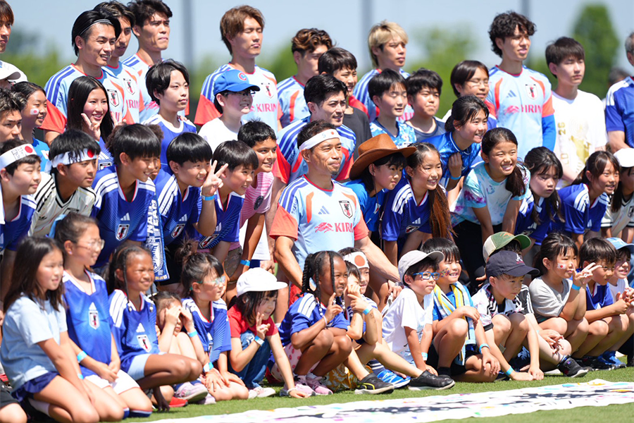 ハチマキ姿で登場した日本代表・長友佑都【写真:FOOTBALL ZONE編集部】