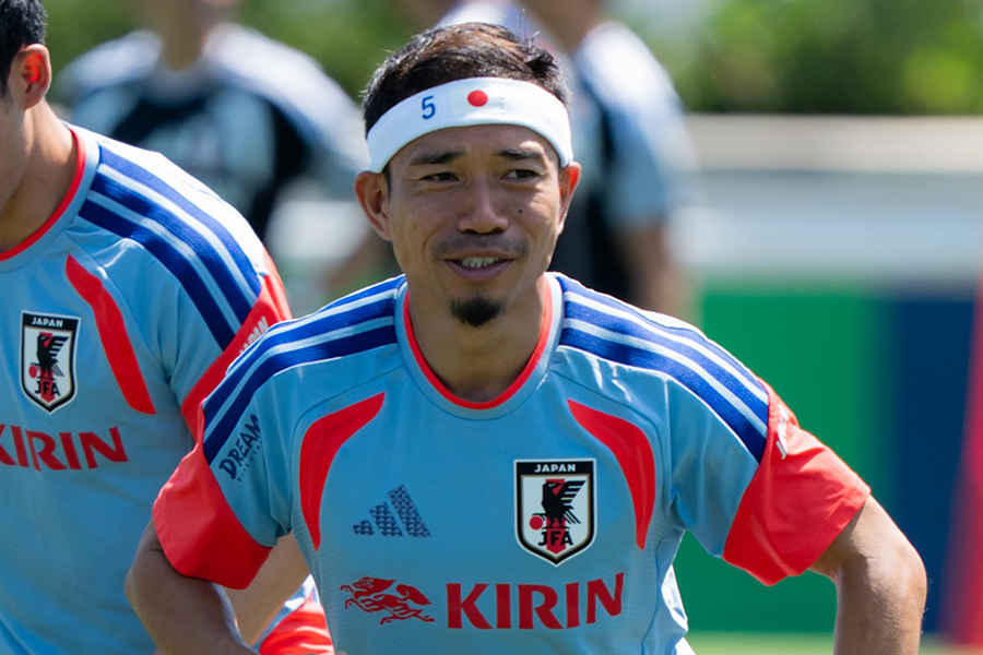ハチマキ姿で登場した日本代表・長友佑都【写真:FOOTBALL ZONE編集部】