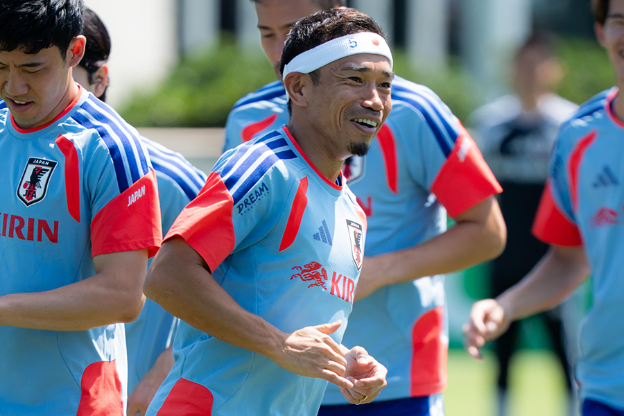 ハチマキ姿で登場した日本代表・長友佑都【写真:FOOTBALL ZONE編集部】
