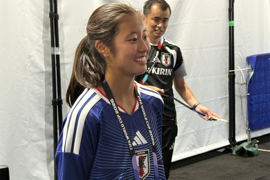 森保ジャパンに挨拶したU-17女子日本代表・若月いずみ【写真：FOOTBALL ZONE編集部】