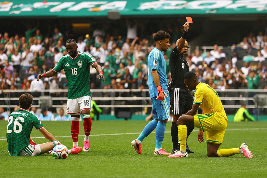 W杯開幕戦からレッドカードが3枚飛び交った【写真:ロイター】