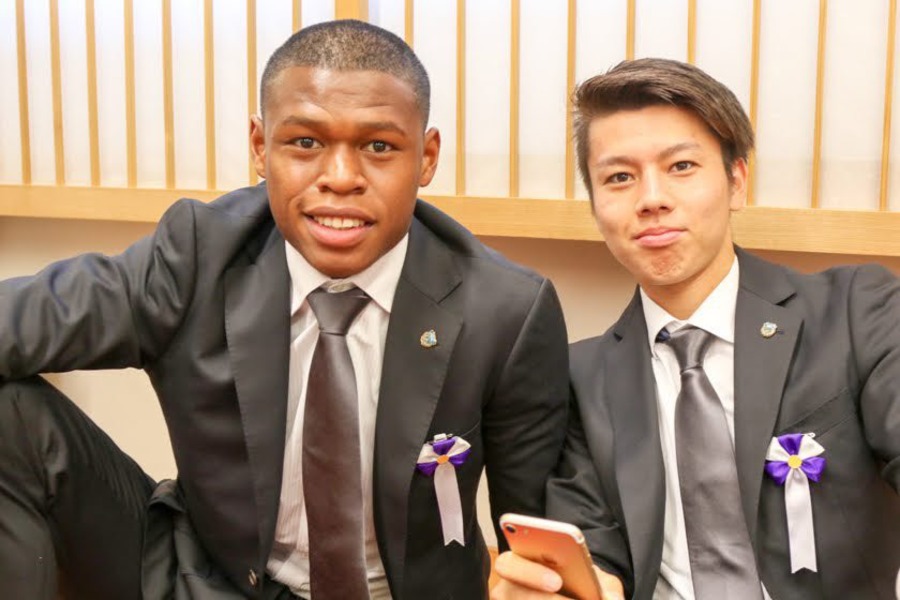 川崎に同期入団したタビナス・ジェファーソン(左)と田中碧【写真:本人提供】