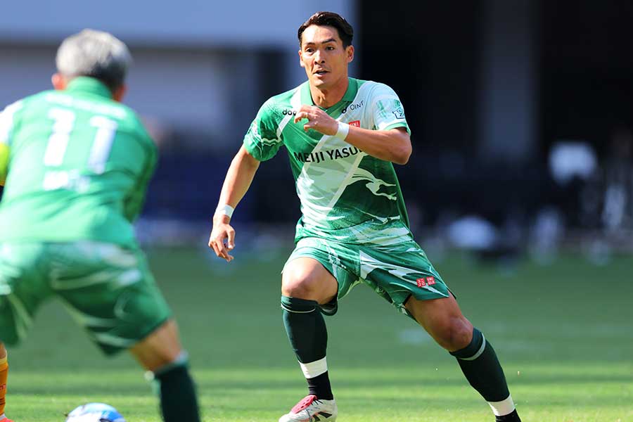 ピッチに立った槙野智章監督【写真:西村尚己/アフロスポーツ】
