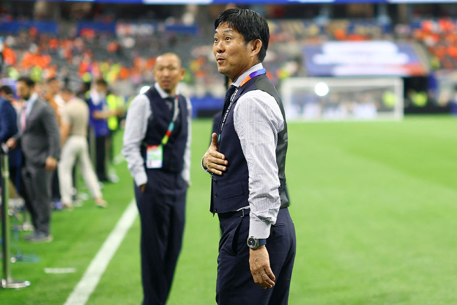 日本代表を率いる森保一監督【写真:ロイター】