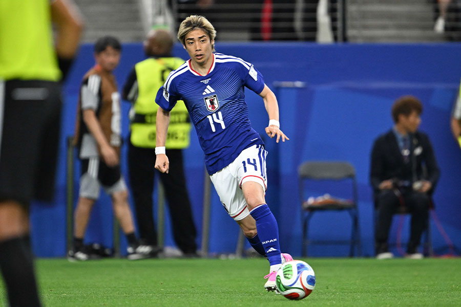 後半途中から出場した伊東純也【写真:徳原隆元】